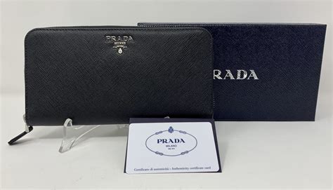 Scopri la nuova collezione di portafogli di Prada donna su.